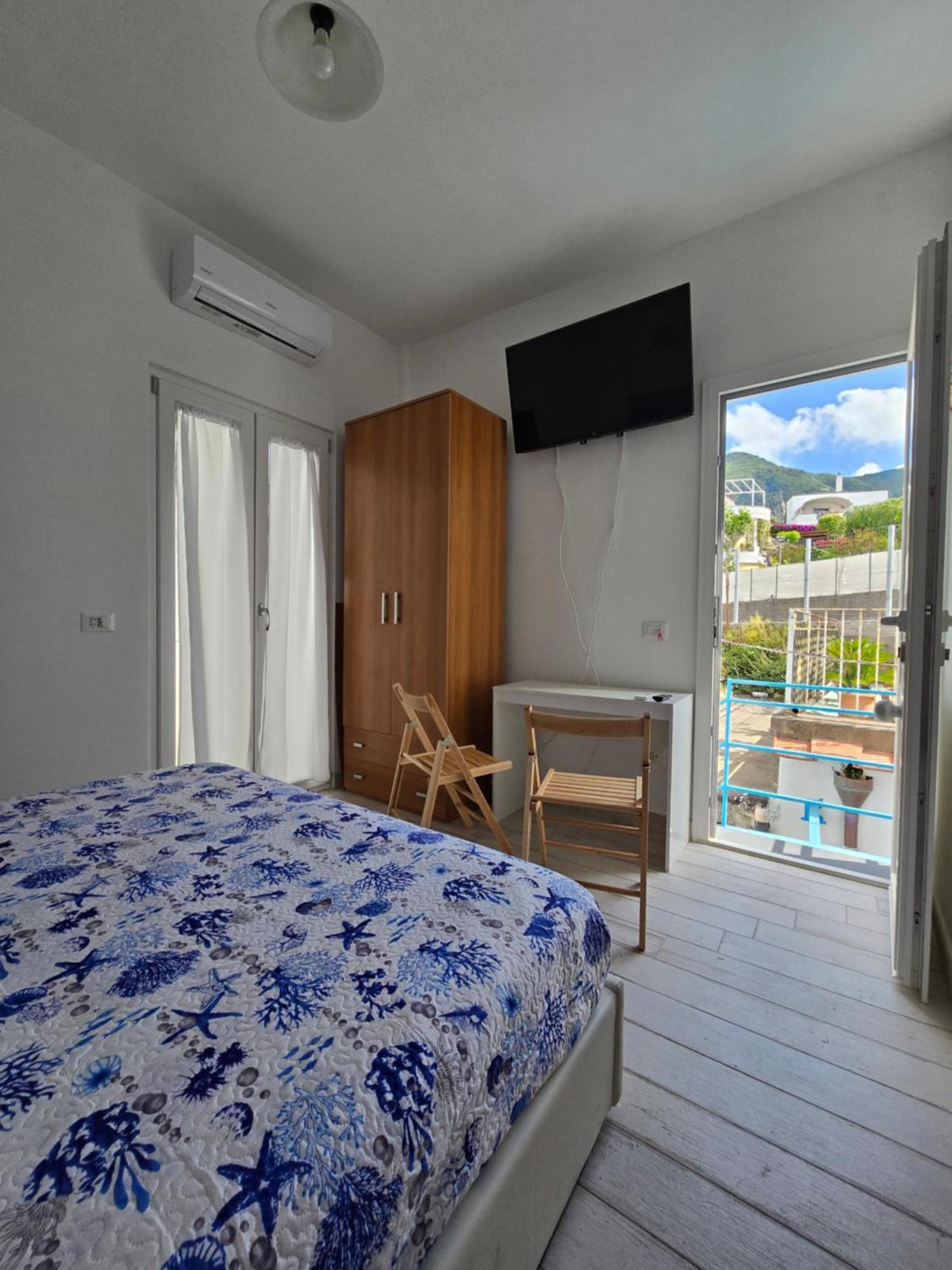 Villa La Casa Di Giuliana Primo Piano Con Balcone Isquia Exterior foto